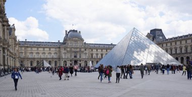  Atlıkarınca, Louvre yerleştirin. Turist yürümek ve fotoğraf çekmek 