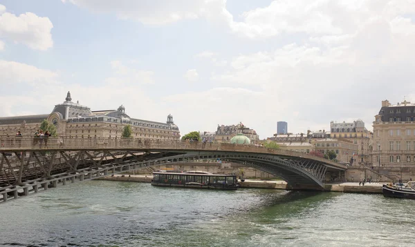 Blick auf die Brücke Leopold sedar senghor. Fußgänger gehen und gehen — Stockfoto