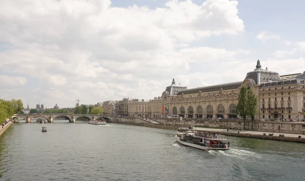 No rio Sena velejando navios com turistas. Pedestres caminham — Fotografia de Stock