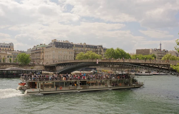 Sotto il ponte Leopold Sedar Senghor galleggia barca con turista — Foto Stock