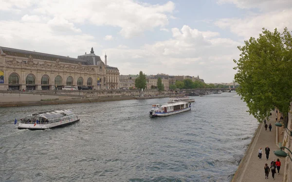 Auf dem Fluss seine Segelschiffe mit Touristen. Fußgänger verletzt — Stockfoto