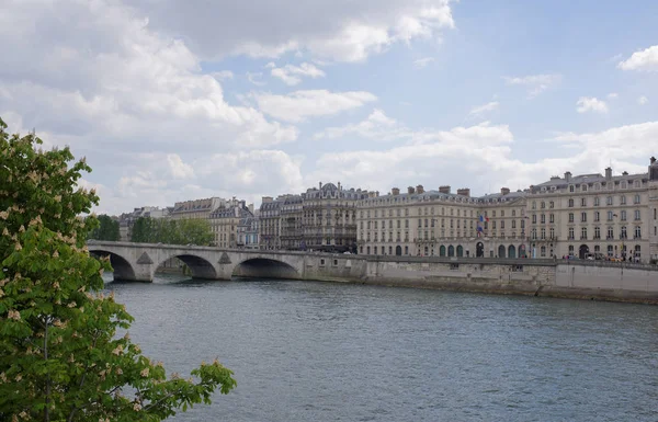 In Paris blühen Kastanien. Blick auf den Anatol Frans Kai — Stockfoto