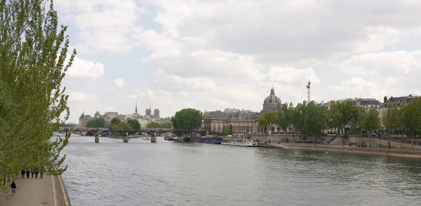 Vista del Puente de las Artes. En el puente y terraplenes gente — Foto de Stock