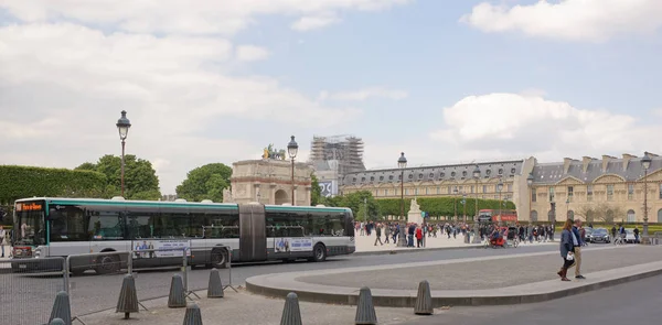 Lugar Carrousel, Louvre. Los turistas caminan y toman fotos. Transp. —  Fotos de Stock