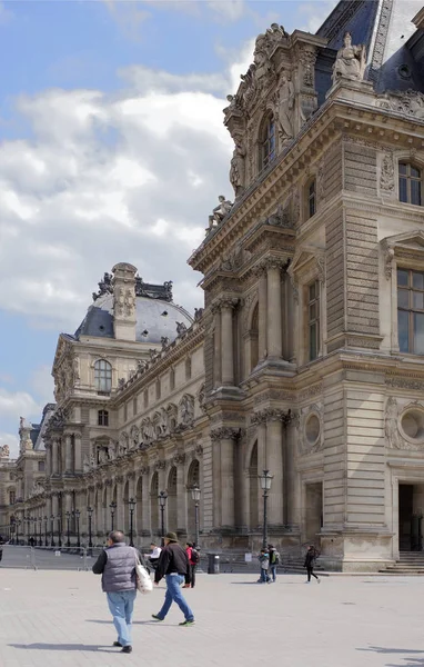Plaats de Carrousel, Louvre. Toeristen lopen en foto's nemen — Stockfoto