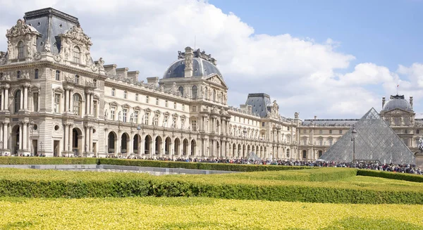 Plaats de Carrousel, Louvre. Toeristen lopen en foto's nemen — Stockfoto
