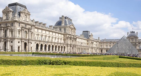 Place Carrousel, Louvre. Tourists walk and take pictures — Stock Photo, Image