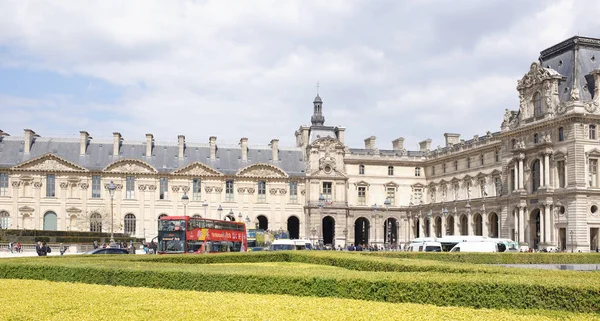 Place Carrousel, Louvre. Tourists walk and take pictures. Transp — Stock Photo, Image