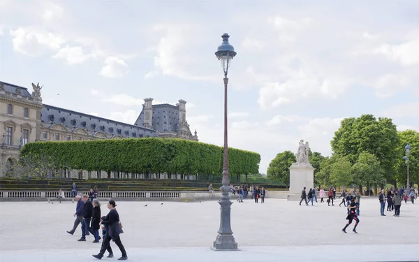 Place Carrousel, Louvre. Tourists walk and take pictures — Stock Photo, Image