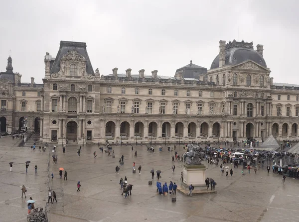 Vista desde el segundo piso del Louvre hasta la lluviosa Place du —  Fotos de Stock