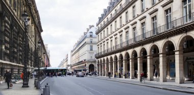  Rivoli Sokağı. Üstünde belgili tanımlık sokak yayalar ve hareket eden araçlar