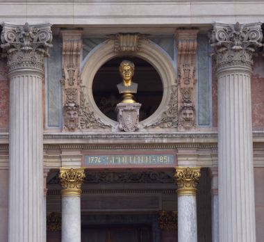 Opera Garnier. Sütunlar arasında büyük comp büstleri yazılı