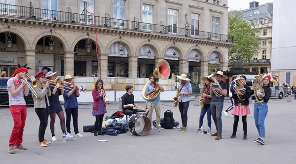 Performance of the brass band on Rivoli Street. On the street p — Stock Photo, Image