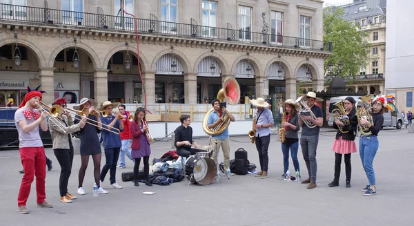 Performance of the brass band on Rivoli Street. On the street pe — Stock Photo, Image