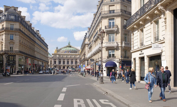  Живописный вид на Avenue de l Opera в Париже с Comedie
 