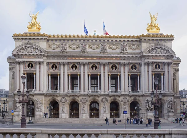  Görünümü Avenue de l'Est Opera Palais Garnier opera ile. EY