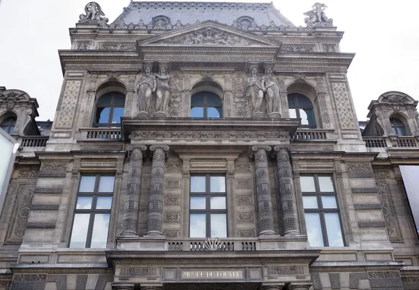 Louvre Müzesi giriş Rivoli Sokağı'ndan — Stok fotoğraf