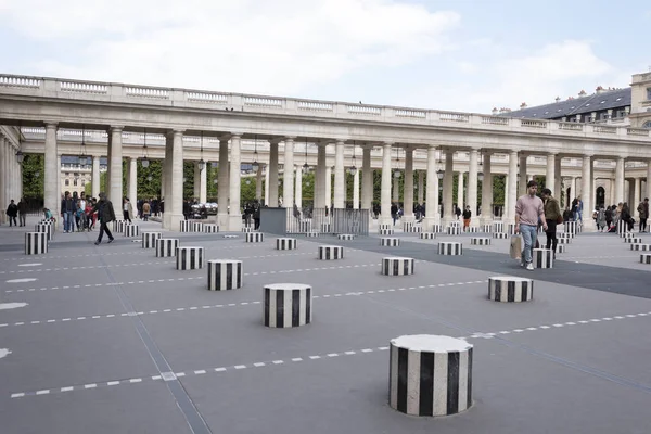  Les Deux Plateaux; tarafından Daniel Buren Sanat yüklemede ınne