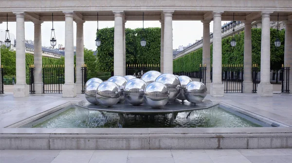 De Fontaines zijn officieel bekend als Sphrades en Louis Victor Colonnade — Stockfoto