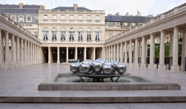   Fontaines resmen Sphrades ve Louis Victor Colonnade bilinir