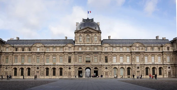 De Louvre.The plein van Carre, waarop toeristen lopen en nemen — Stockfoto