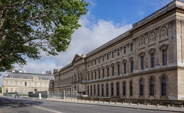 View of the Louvre from the promenade of Francois Mitterand.Go t — Stock Photo, Image