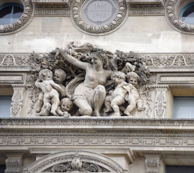  Louvre. Binaların mimari mobilya