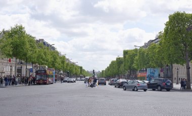 Champs Elysees caddesi Champs Elysées. Arabalar, yayalar üzerinde sidew karayolu üzerinde hareket