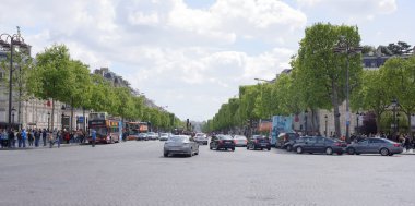  Champs Elysees caddesi Champs Elysées. Arabalar, yayalar yakasındaki karayolu üzerinde hareket