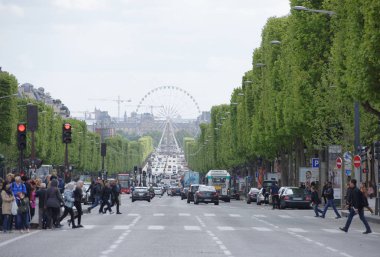   Champs Elysees caddesi Champs Elysées. Yolun üzerinde arabalar, yayalar açma SID hareket.