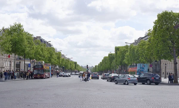 Champs Elysees caddesi Champs Elysées. Arabalar, yayalar üzerinde sidew karayolu üzerinde hareket