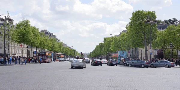  Champs Elysees caddesi Champs Elysées. Arabalar, yayalar yakasındaki karayolu üzerinde hareket