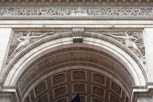 Arco triunfal en los Campos Elíseos. Decoración de esculturas — Foto de Stock