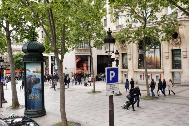  Champs Elysees caddesi Champs Elysées. Arabalar, yayalar yakasındaki karayolu üzerinde hareket
