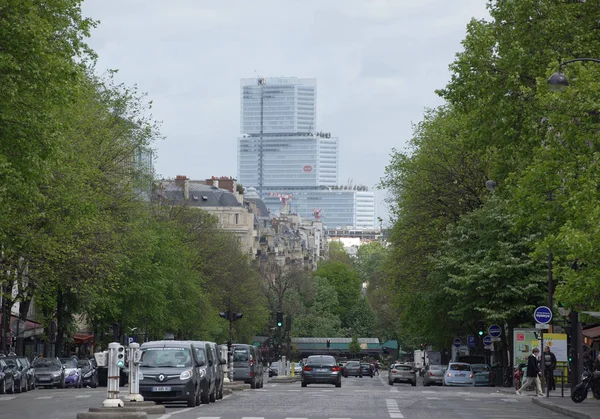 View of the Avenue Wagram. On the avenue pedestrians and cars ar — Stock Photo, Image