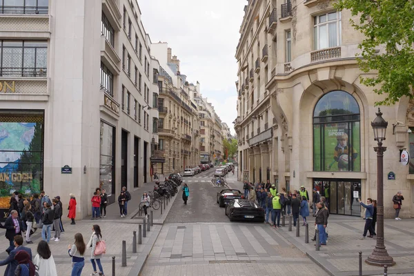 İnsanlar yürüyüş boyunca Champs Elysees ve Bossano St