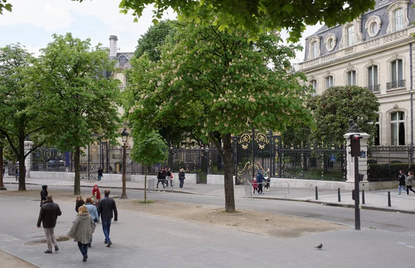  Champs Elysees caddesi Champs Elysées. Yayalar cadde boyunca yürüyor