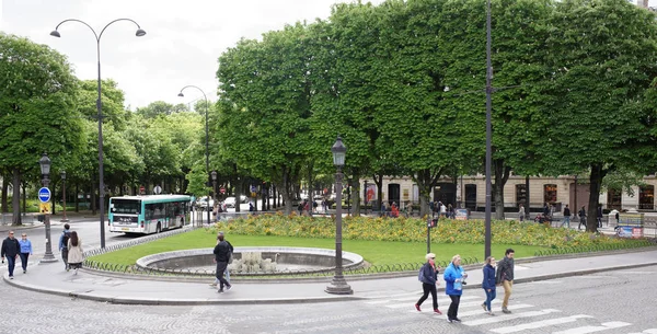  Champs Elysees caddesi Champs Elysées. Arabalar, yayalar yakasındaki karayolu üzerinde hareket