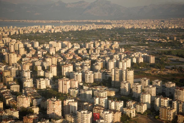 Вид на город Анталья, Турция, с самолета. Септембе — стоковое фото