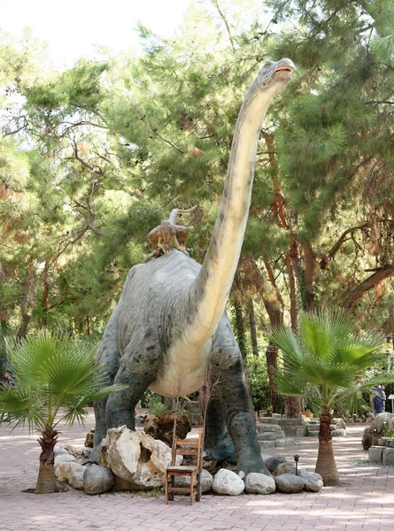 Apatosaurus-jurassische Periode / vor 140 Millionen Jahren. im Getöse — Stockfoto