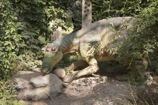  Maiasaura - Geç Kretase /74 milyon yıl önce. Dinopa içinde