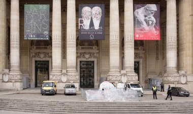   Büyük Saray, s 'deki görkemli bir mimari binadır.