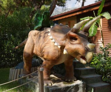 Bebek mekanik salıncak-dinozorlar. Dinopark içinde 