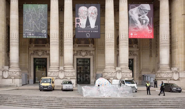   Büyük Saray, s 'deki görkemli bir mimari binadır.