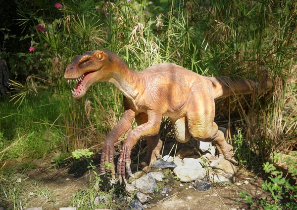 Deinonychus-Cretaceous /130-120 million years ago. In the Dinopa — Stock Photo, Image