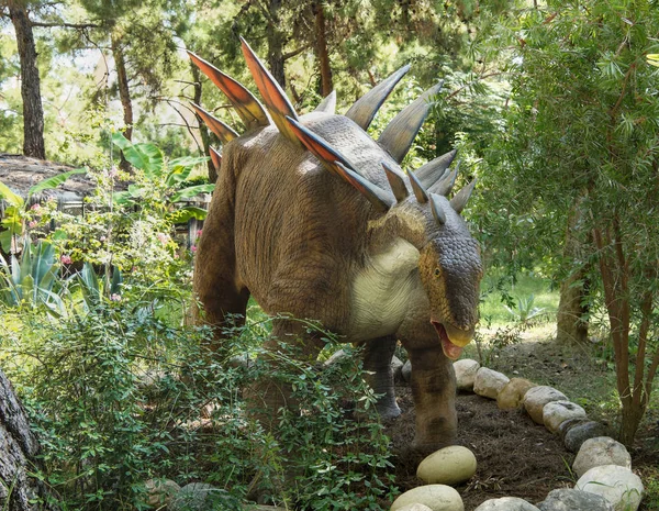 Stegosaurus - späte Jurazeit / vor 156-145 Millionen Jahren. in — Stockfoto