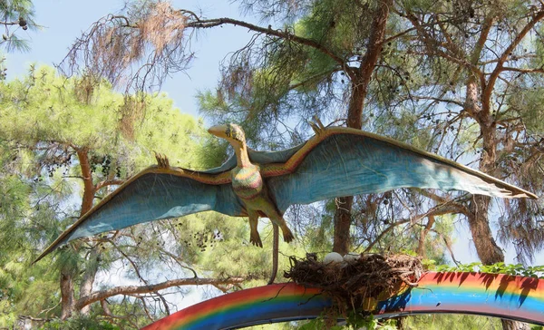 Pterodactyl yuvaya uçtu. Dinopark içinde