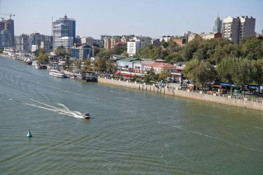 Güçlü bir rüzgar sırasında Don Nehri su akışı. Rostov-