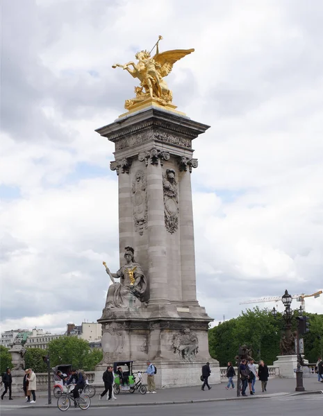 Renommee de l 'Industrie - goldene Statue auf der Pont Alexandre II — Stockfoto
