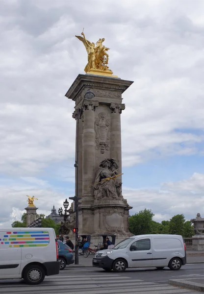 Zlatý Renommee du Commerce socha na Pont Alexandre Iii b — Stock fotografie